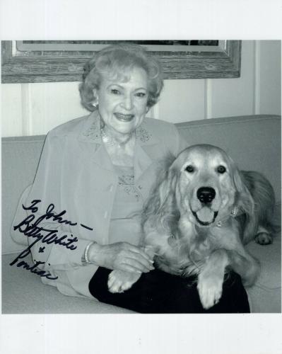BETTY WHITE HAND SIGNED 8x10 PHOTO+COA     CUTE POSE WITH HER DOG    TO JOHN