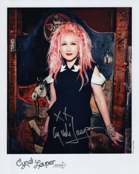 CYNDI LAUPER HANDSIGNED 8x10 COLOR PHOTO+COA        AWESOME POSE WITH PINK HAIR