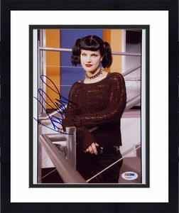 Photo Pauley Perrette Signed Autographed 8 x 10