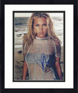 SHANNA MOAKLER - MODEL/ACTRESS - PLAYMATE of the Month for PLAYBOY DECEMBER 2001 - Signed 8x10 Color Photo