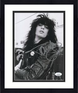 TOMMY LEE HAND SIGNED 8x10 PHOTO     AMAZING YOUNG POSE     MOTLEY CRUE     JSA